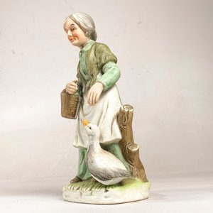 Figura "Anciana Alimentando al Ganso" en Biscuit, 20 cm - imagen 2