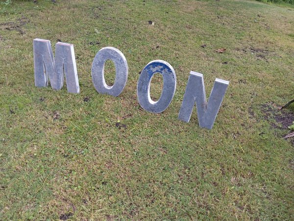 Cuatro letras corpóreas de chapa, ideales para eventos o adornos vintage - imagen 10