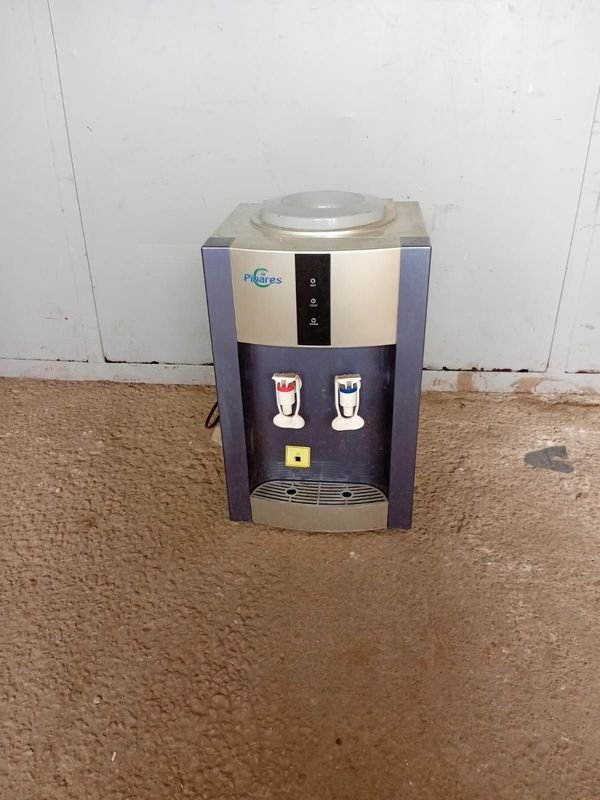 Dispensador de Agua Fría y Caliente Piñares