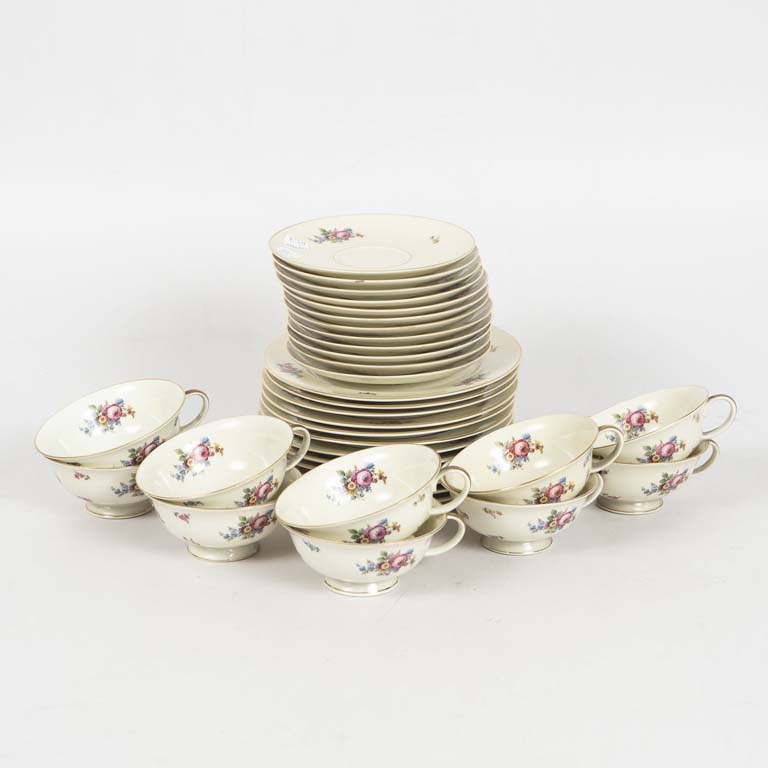 34 Piezas de porcelana alemana Rosenthal fondo beige decorado flores borde dorado y una taza diferente - Medidas: Plato de lunch 20cm