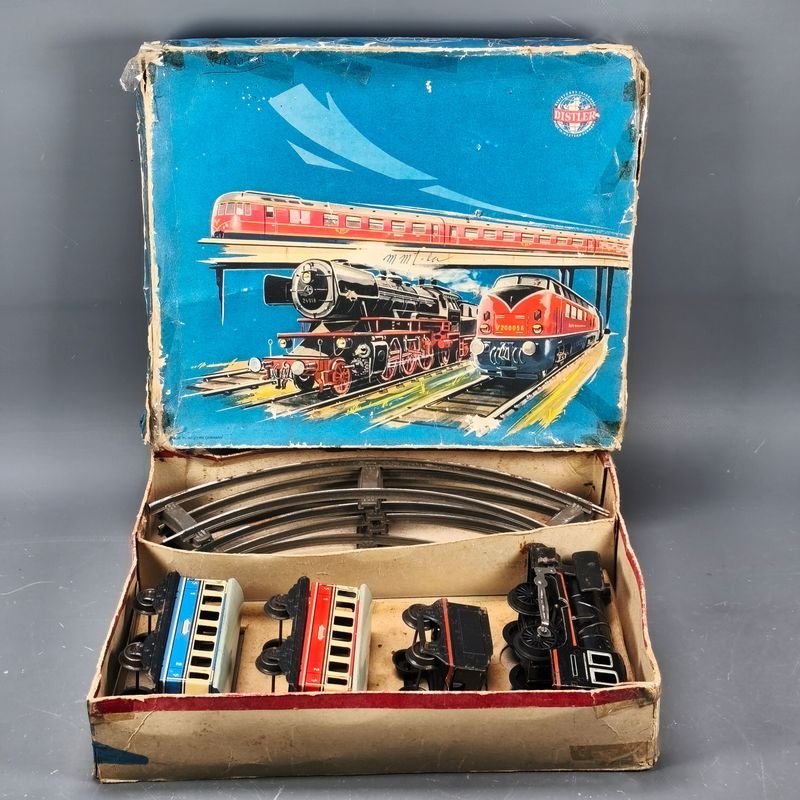 Lote anterior: Tren de hojalata con mecanismo de cuerda, marca DISTLER, año 1950