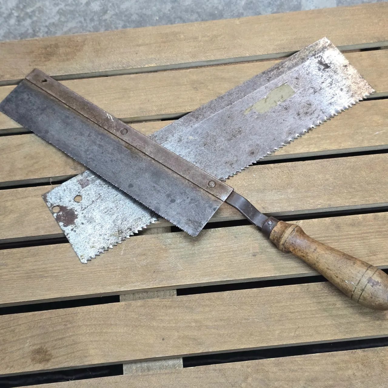 Serruchos de costilla con hojas, maquinaria vieja - imagen 4