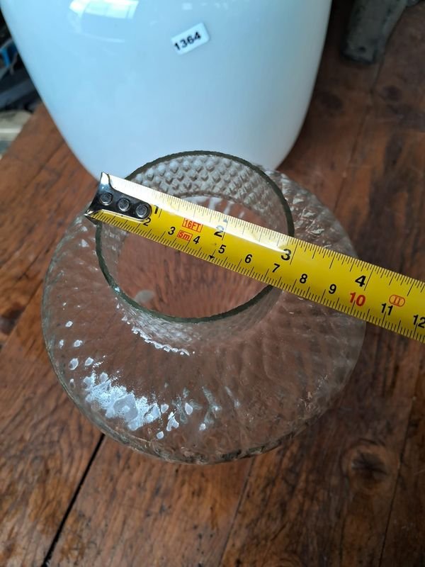 Vaso de vidrio tulipán con textura ribbada y etiqueta numerada - imagen 4