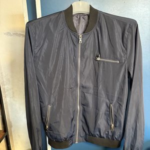 Lote siguiente: Campera de Caballero Azul Talle M