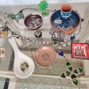 Lote de Adornos Varios: Elefante de Piedra, Cerámicas y Souvenirs - imagen 4