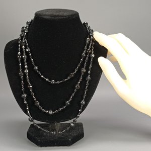 Lote siguiente: Collar de Tres Vueltas con Piedras Naturales y Mostacillas Negras