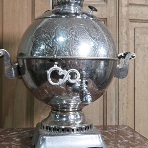 Samovar Eléctrico de Metal Plateado con Cable - imagen 3