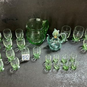 Lote de Cristalería Verde: Jarra, Aceitera y Vasos - imagen 1