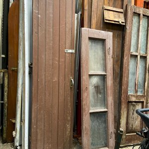 Lote siguiente: Lote de 3 piezas: Puerta de madera lambriz y 2 ventanas con postigos
