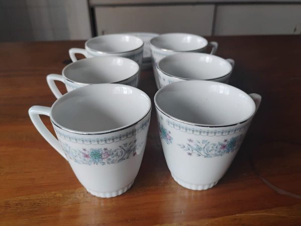 Juego de tazas de porcelana con diseños florales - imagen 1