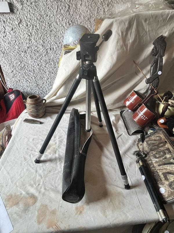 Tripode en su estuche para fotografía - imagen 2