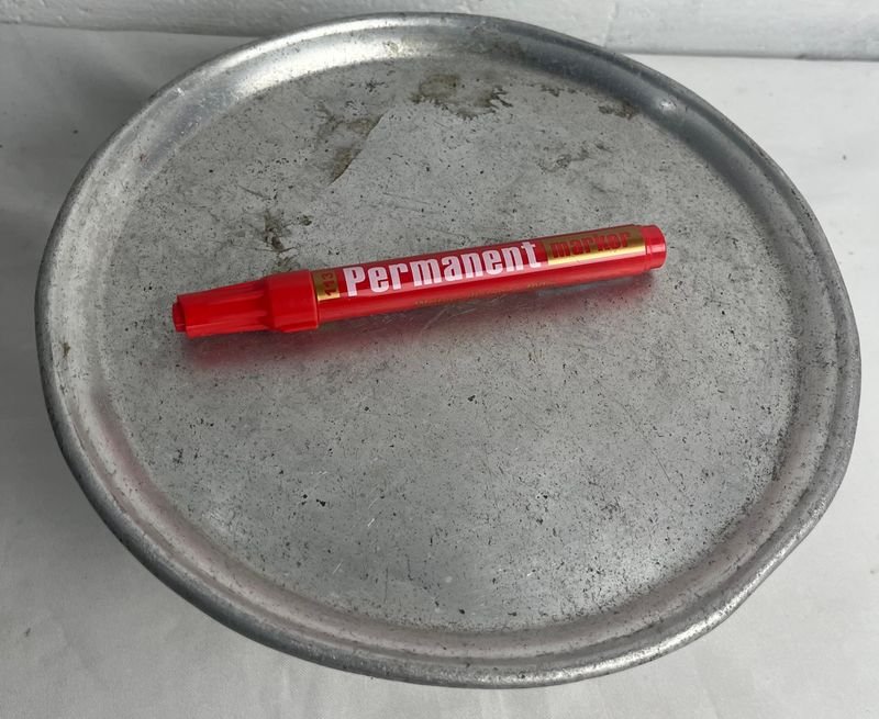 Plato con bolígrafo rojo y bandeja de plata - imagen 5