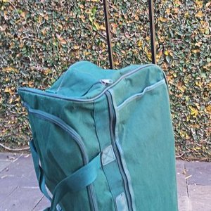 Lote siguiente: Bolso de Viaje Verde con Carro Plegable y Ruedas