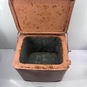 Antigua Heladera Portátil Rosa con Destapador - imagen 8