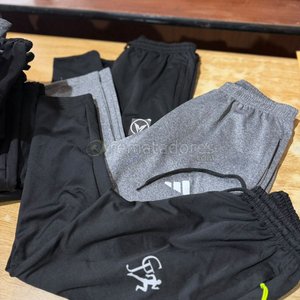 Lote siguiente: Conjunto de Pantalones Deportivos Adidas y Otros