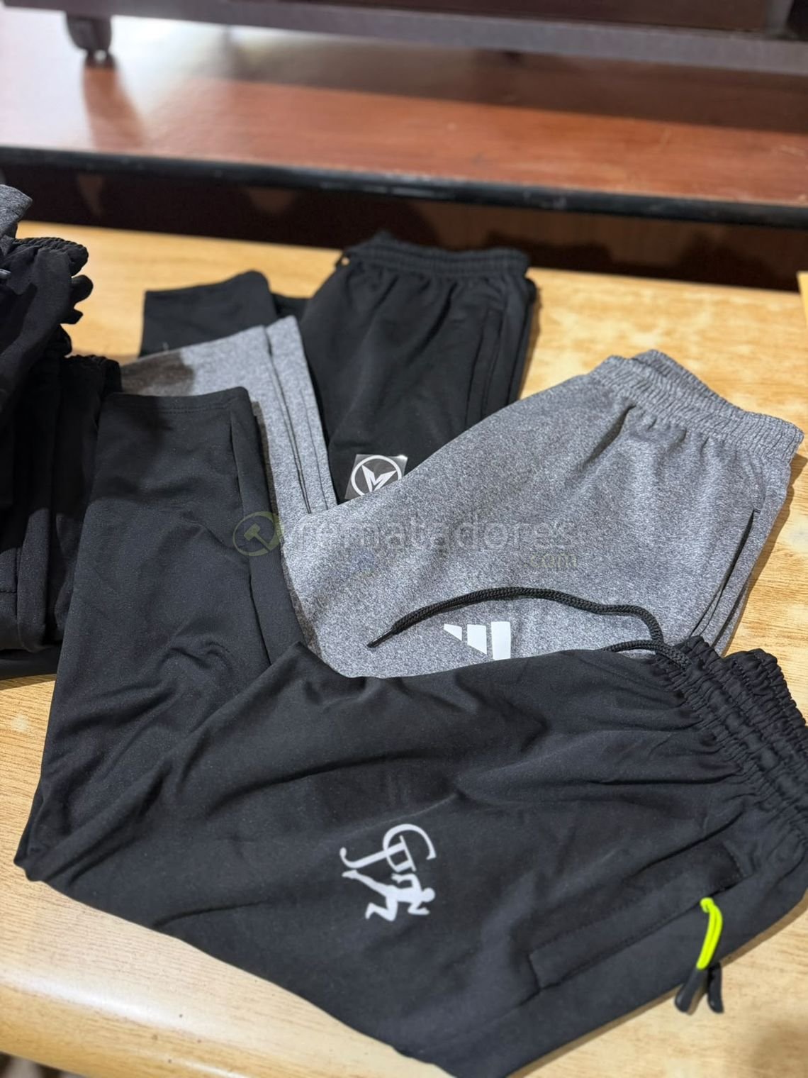 Conjunto de Pantalones Deportivos Adidas y Otros