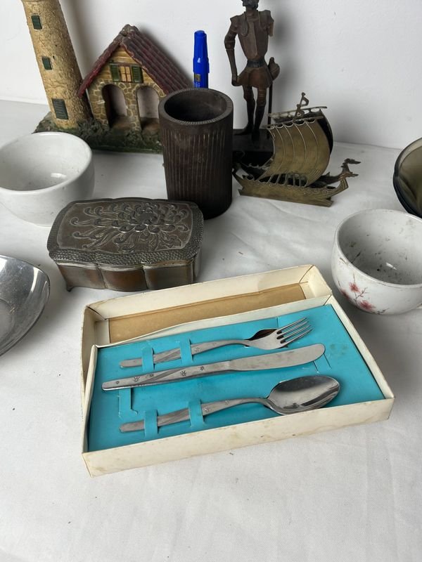 Colección de objetos decorativos y útiles - imagen 3
