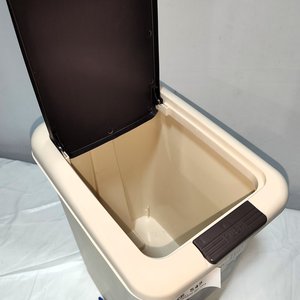 Papelera Beige de 15 Litros con Tapa Doble Apertura y Pedal - imagen 3