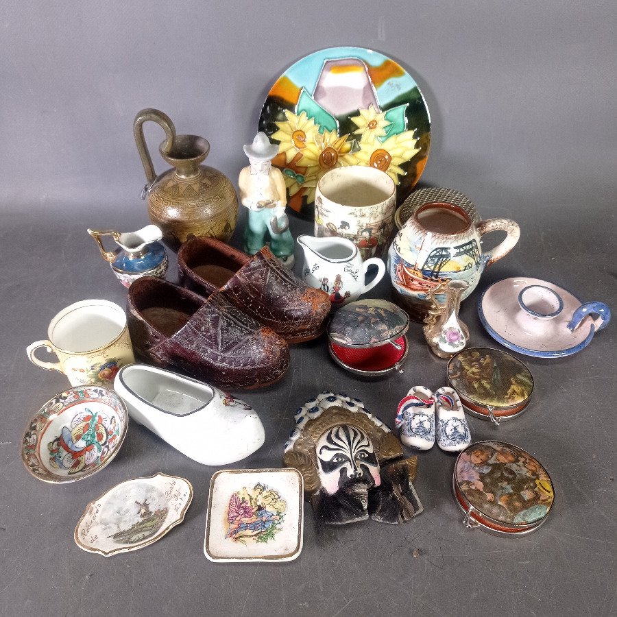 Lote de 20 piezas: par de zapatos de cuero y madera, mates, palmatoria y más
