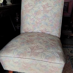 Elegante Butaca Tapizada Floral con Patas de Madera - imagen 3