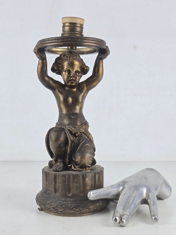 Lámpara de Bronce con Figura de Niño