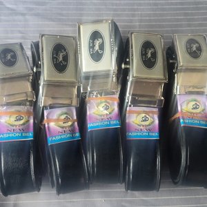 Lote anterior: Cinturones de Hombre Negros con Hebilla Metálica Plateada