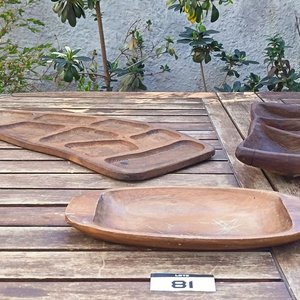 Lote siguiente: Dos Bandejas de Copetín - Una Fuentes de Madera de Diferentes Formas y Tamaños