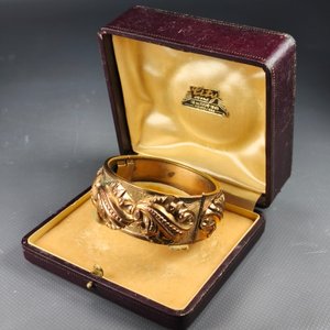 Pulsera Enchapada con Estuche y Apliques en Relieve - imagen 10
