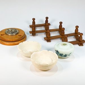 Lote de 5 Piezas: Perchero Plegable, Depósito Opalina Floral, Pantallas Alabastro y Soporte Madera - imagen 1