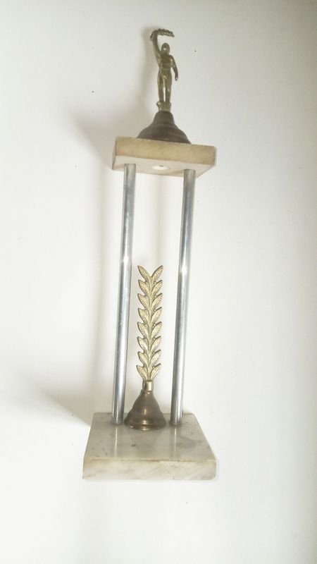 Trophy de marmol y bronce con estatua y diseño de hoja de oro - imagen 3