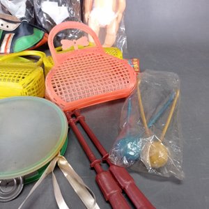 Lote de Juguetes: Muñecas, Zapatilla Deportiva, Pandereta y Accesorios - imagen 6