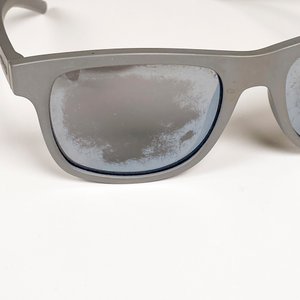 Dos Pares de Lentes de Sol Polaroid con Estuches - imagen 4