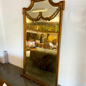 Lote siguiente: Espejo Antiguo con Marco Dorado y Adorno Floral