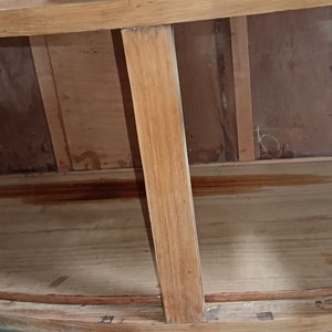 Mueble bajo de madera con ruedas y puertas curvas - imagen 3