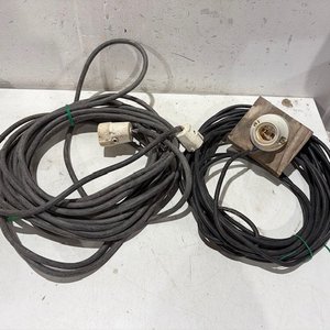 Lote anterior: Dos alargues con cable de varios metros