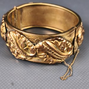 Pulsera Enchapada con Estuche y Apliques en Relieve - imagen 7