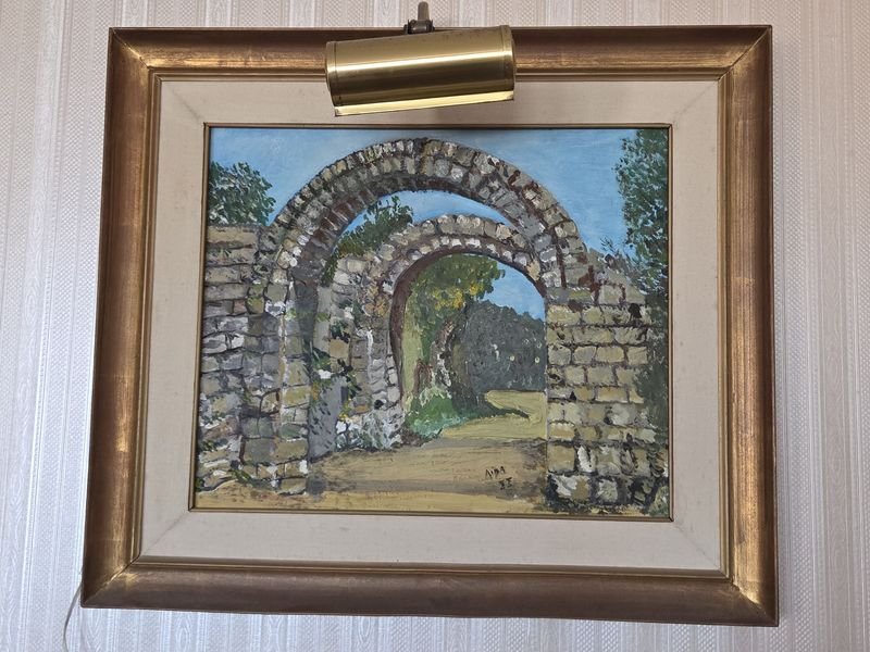 Óleo sobre lienzo: Arcos de piedra en paisaje rural, firmado