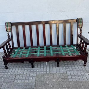 Lote anterior: Sillón de madera oscura con detalles a cuadros