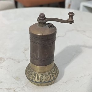 Lote anterior: Antiguo Molinillo Turco de Bronce Funcional
