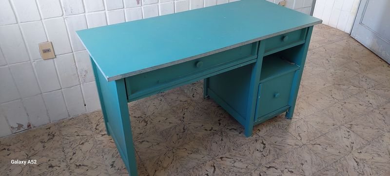 Mesa de madera pintada en azul - imagen 6