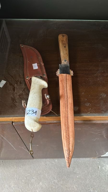Lote siguiente: Cuchillos con vainas de cuero