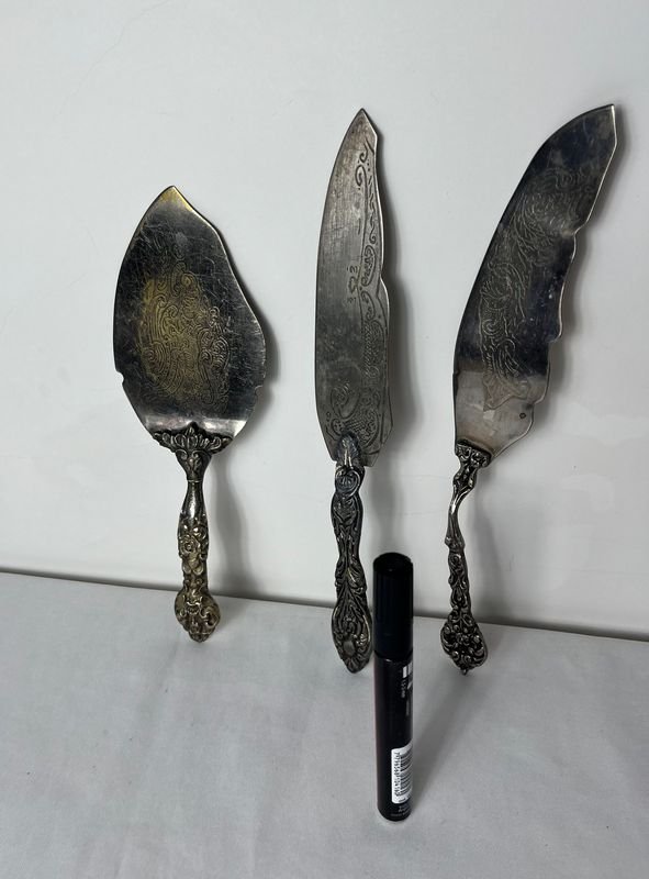 Set de 3 Piezas para Servir con Diseño Repujado y Cincelado