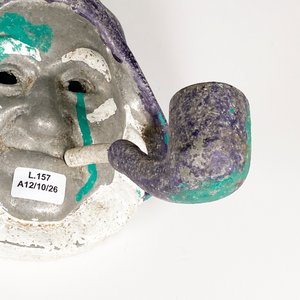 Máscara de Metal Antigua con Pipa para Colgar - imagen 3