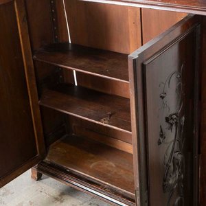 Biblioteca Antigua de Madera con Puertas Talladas y Estantes Interiores - imagen 2