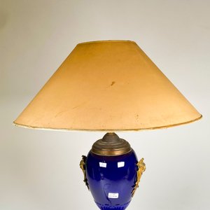 Lámpara de loza azul y bronce, con base labrada ,altura 46 cm con pantalla - imagen 4