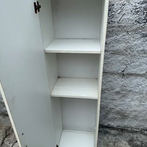 Mueble Blanco de MDF con Cuatro Estantes y Puerta - imagen 2