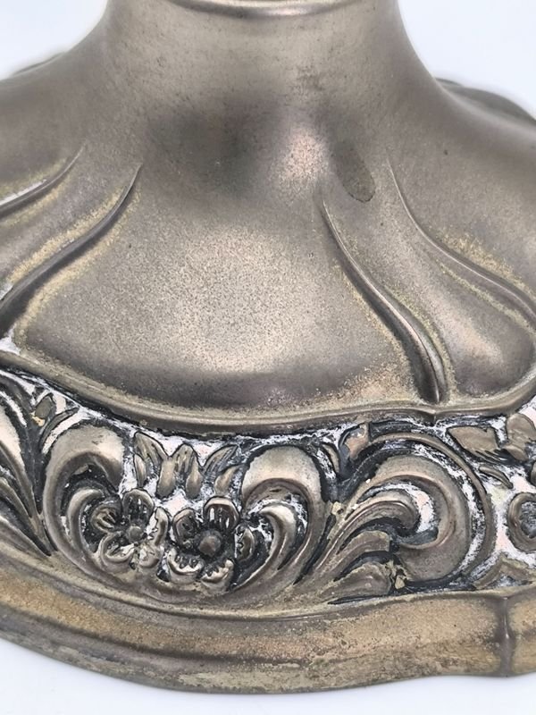 Candilero de tres brazos en peltre con relieve floral - imagen 2
