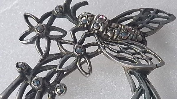 Prendedor Antiguo de Plata con Diseño de Abeja y Flores