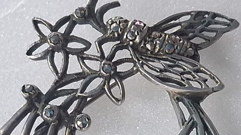Prendedor Antiguo de Plata con Diseño de Abeja y Flores