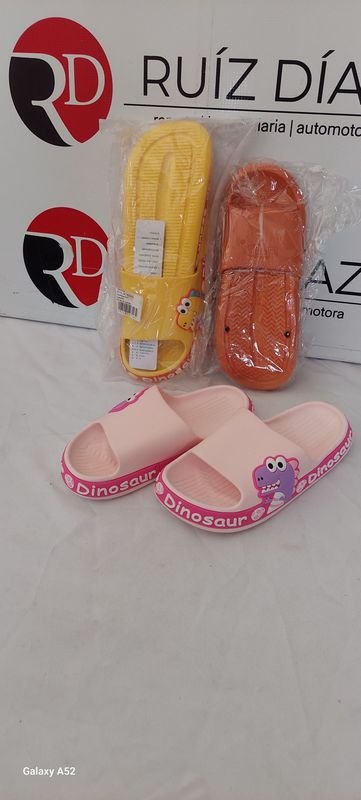 Lote siguiente: Zapatillas infantiles con diseño de dinosaurio
